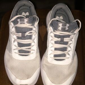 Under Armour 9.5 tennis shoe in good condition